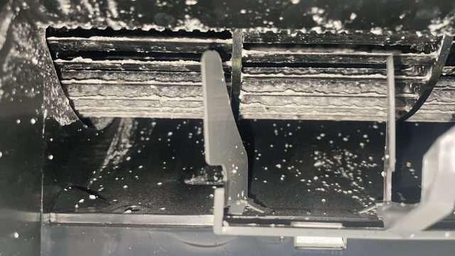 エアコンクリーニング（吹き出しルーバー内部）施工前