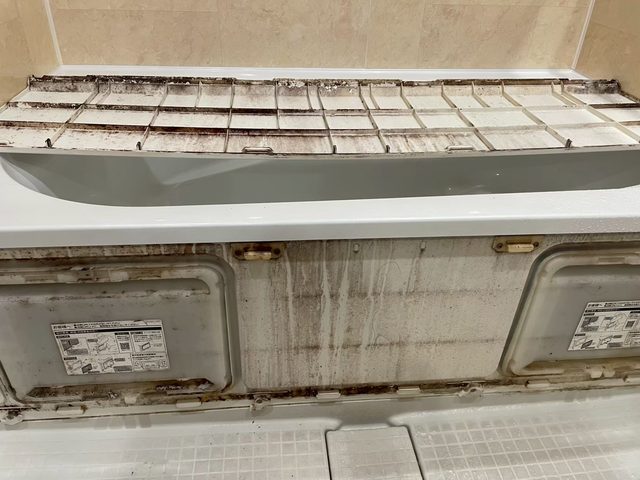 浴槽エプロンクリーニング施工前