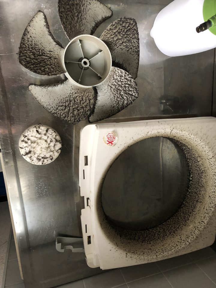 船橋市での換気扇クリーニング施工前