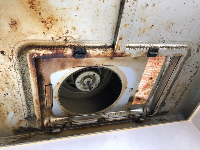 換気扇カバー内部クリーニング施工前